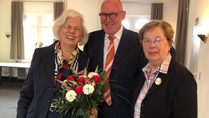 Martin Roß und Dr. Gertrud Witte (r.) überreichten Charlotte Große-Rüschkamp (l.) zum Abschied Blumen.